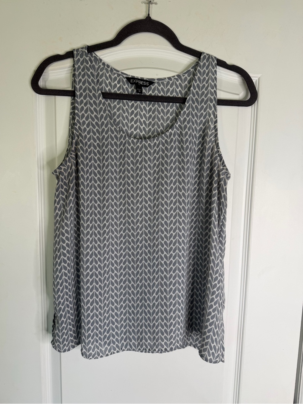 Express Gray Sleeveless Geometric Print Scoop Neck Tank Top. Size M